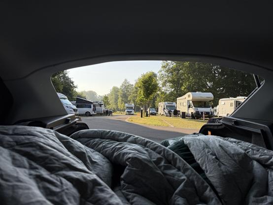 Výhled z kufru auta ve kterém je zmiňovaná vedtavba. Foceno ve stání pro obytná suta (stellplatz) Günzburg, Německo

https://mapy.com/s/junevafofo

https://osm.org/go/0Dp08tZE?m=

Foceno na iPhone 16 Pro