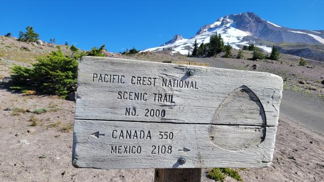 Pacific Crest Trail sign pointing to Canada and Mexico