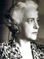 Retrato en blanco y negro de Mimi Derba, usando una blusa con un diseño en zigzag. Ella mira hacia la derecha con una expresión seria.