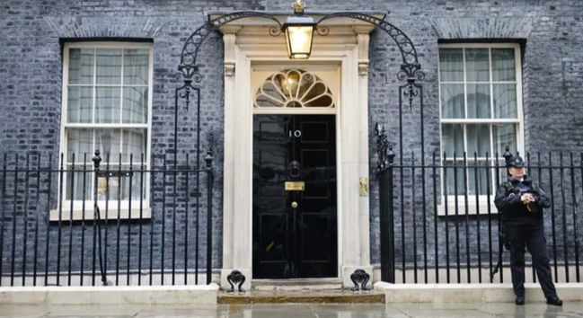 Ein Polizist steht vor Downing Street Nr. 10, dem Wohnsitz des britischen Premierministers