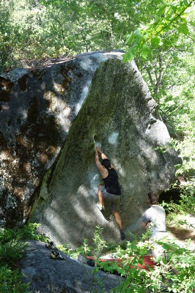 #meclimbing with a great spot in the #levenworth #boulder field.
.
#throwback to #2014 climbing trip to #levenworth
.
.
.
.
#granite #climbinglife #fitness #rockclimbing #sportislife #bouldering #worlderlust #forest #happy #escalade #outdoor #escalar #crag