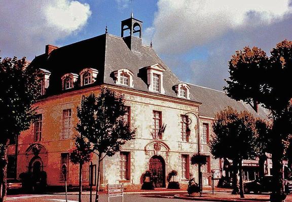 Maison à #Richelieu (#IndreEtLoire) Le cardinal de Richelieu décida de transformer le village où il était né en une ville dont les plans furent tracés par l'architecte du château, Jacques Lemercier. La ville pr...
Suite 👉 https://monumentum.fr/monument-historique/pa00097950/richelieu-maison
#Patrimoine #MonumentHistorique
Photo CC-BY-SA 4.0 : JC Allin