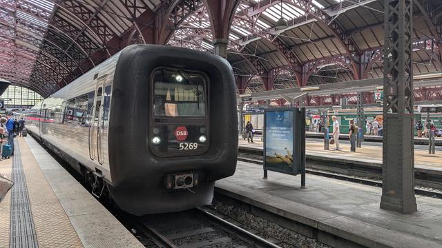 An IC MF entering København H.