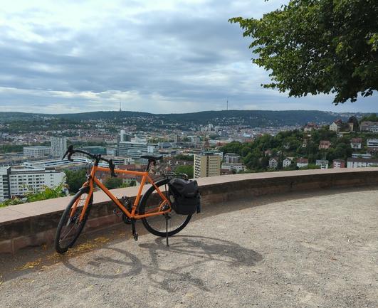 Fahrrad auf der Aussichtsplattform Birkenwaldstraße