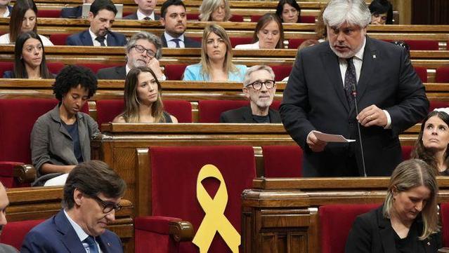 El portaveu de Junts, Albert Batet, s'adreça al president Salvador Illa, aquest dimecres al Parlament (ACN)