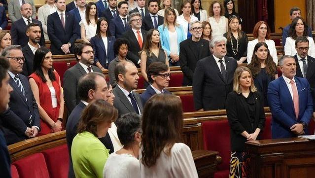 Minut de silenci pel tècnic dels Bombers mort a Paüls, aquest dimecres al Parlament (ACN)