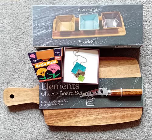 Set of 3 snack dishes on a wooden board, brain plant, necklace and cheeseboard set.