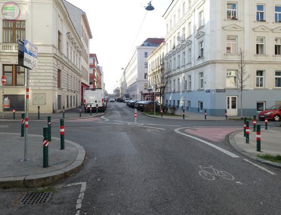 Kreuzung mit Poller und Bemalungen als Diagonalsperre für KFZ