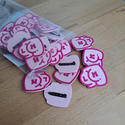 Sac rempli de badges