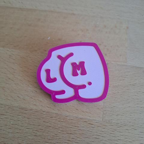 Badge représentant un joli fessier avec les initiales des mariés sur chaque fesse