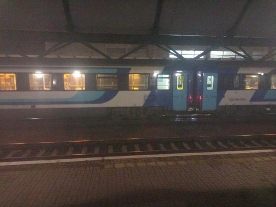 ungarischer Zug bei Nacht im Bahnhof Tschop