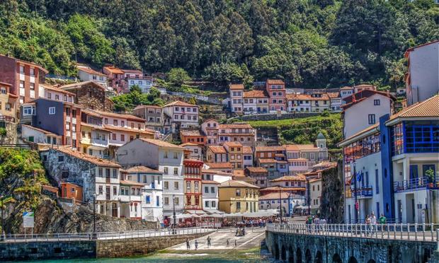 Un pintoresco pueblo marinero colgado en la ladera de una montaña. Sus casas de colores, su puerto y sus miradores lo convierten en uno de los más bonitos de España. (Picasa via Getty Images)