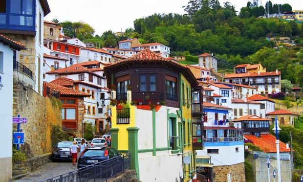 Un precioso pueblo pesquero con calles empinadas y vistas espectaculares al Cantábrico. Además, aparece en muchas series por su belleza. (Getty Images)