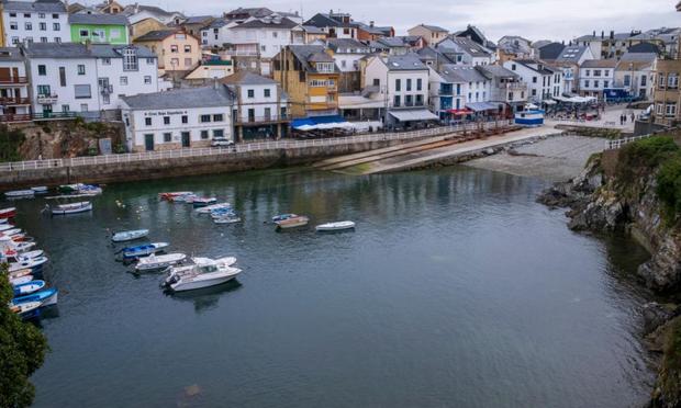 Ofrece la belleza del Cantábrico, tradición marinera, historia local, actividades para todos los gustos y un entorno tranquilo y sostenible. Perfecto para una escapada veraniega. (Getty Images)