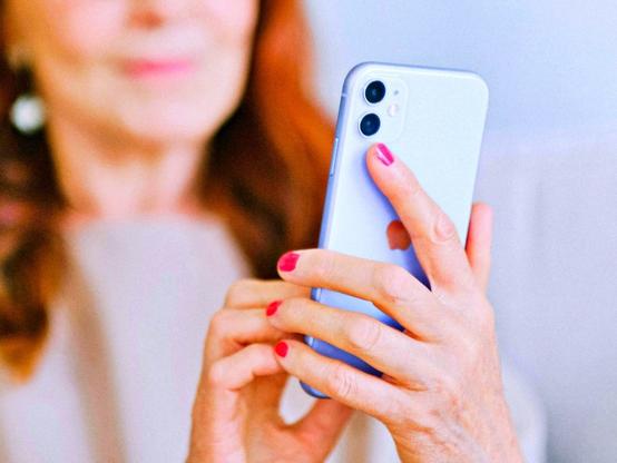 95% de brasileiros tentaram alertar idosos sobre comportamentos de risco ou golpes na internet: seis em cada 10 brasileiros idosos ainda escrevem suas senhas no papel, segundo pesquisa da Avast