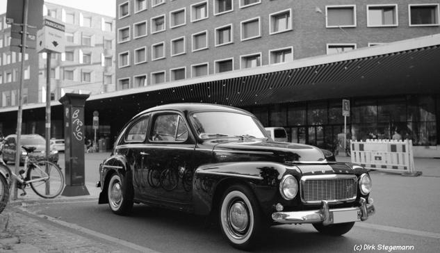 Ein alter Volvo Oldtimer parkt am Hauptbahnhof in Münster.