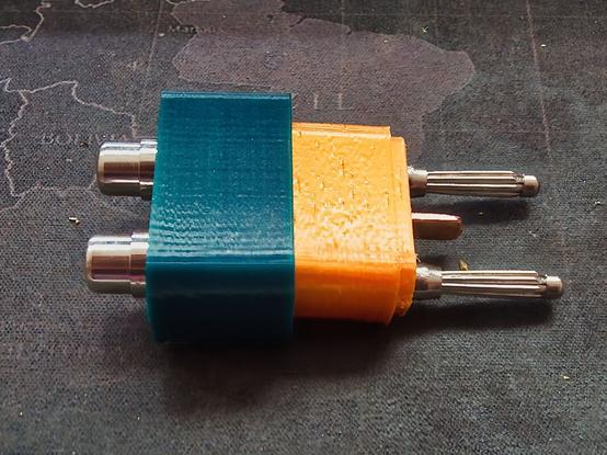 Prototyp eines NF Tonabnehmer Steckers, hergestellt auf einem Craftbot Flow IDEX 3D Drucker.