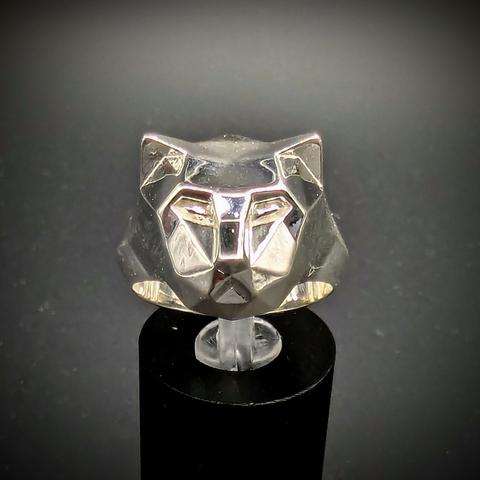 Vue de face sur la bague en argent polie. La tête de chat est polygonnalisée. Façon 3D low res.
Fond noir