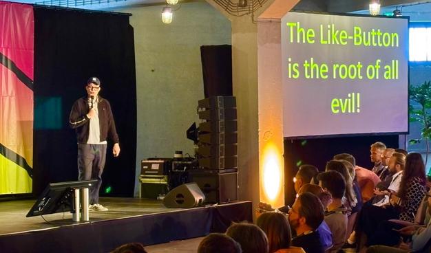 Sascha Pallenberg on stage.