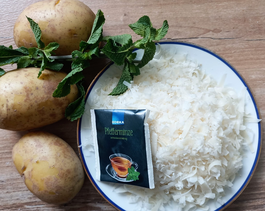 Kartoffeln geriebener Käse, frische Minze und ein Beutel Pfefferminztee