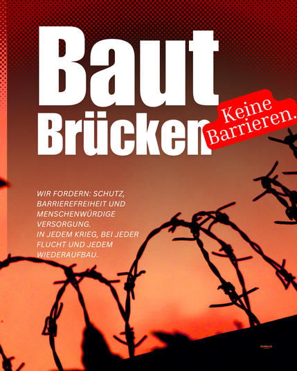 „Baut Brücken – keine Barrieren.“ in großer, kontrastreicher Schrift. Im Hintergrund ist ein dramatischer Sonnenuntergang mit schwarzem Stacheldraht im Vordergrund zu sehen. Darunter steht in Weiß: „Wir fordern: Schutz, Barrierefreiheit und menschenwürdige Versorgung. In jedem Krieg, bei jeder Flucht und jedem Wiederaufbau.“.