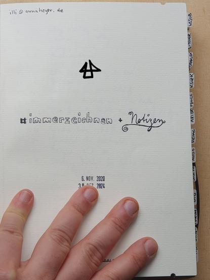 Titelblatt mit handgeschriebenem Text: Illi@AnnaHeger.de 
#immerzeichnen + Notizen
6.Nov 2020
30.Dez 2024
ein Hand hält das Buch unten