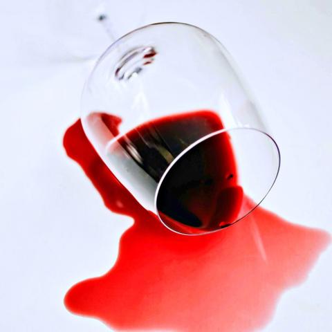 Como remover manchas mais temidas e frequentes nas roupas: maquiagem, vinho, sangue, chocolate, café, caneta... saiba o que fazer e, principalmente, o que não fazer nesses casos