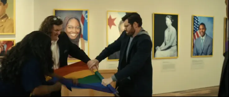 Bobby (Billy Eichner) repimässä sateenkaarilippua kollegoiltaan