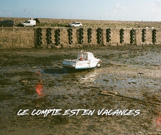 Ein Fischerboot im Hafen von Roscoff. Es liegt bei Ebbe auf Grund.