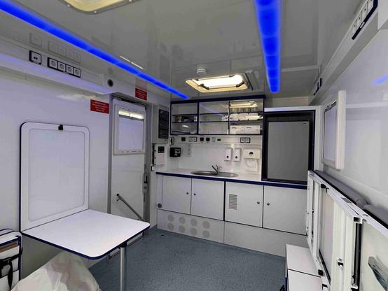 Innenansicht des Mobile Activity Labs. Das MAL ist als Konzept deutschlandweit einmalig und Teil der Exzellenzstrategie Research – Relevance – Responsibility der Universität Tübingen. Foto: Universitätsklinikum Tübingen/Constanze Greule