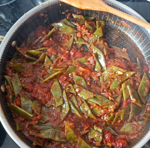 Das fertig gegarte Gericht in einer großen Pfanne.