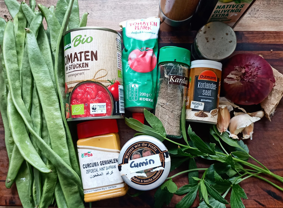 Alle Zutaten vor dem Kochen auf einem Brett