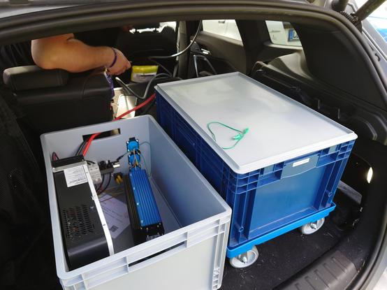 Das Akkusetup im Kofferraum, aus dem die 230V für das "Ladegerät" kommen