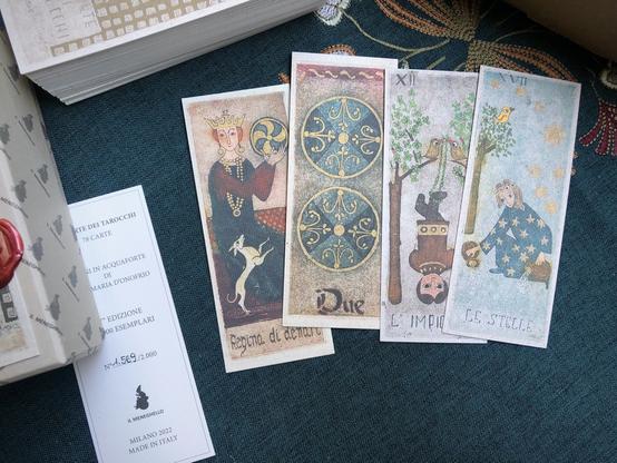 La reine de denier, le deux de denier, le pendu et l'étoile tirés du jeu La corte dei tarocchi. Les cartes sont étroites, les coins ne sont pas arrondis parce qu'ils ont été coupés à la main.