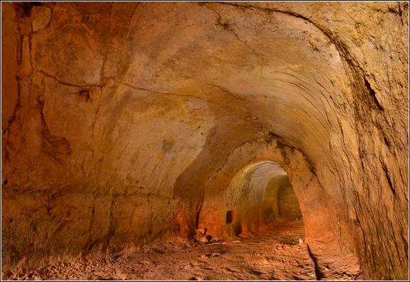 Une galerie creusée dans de l'ocre,d'environ 3 mètres de haut pour trois de large.