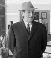 Juan Perón con fedora en una Librería