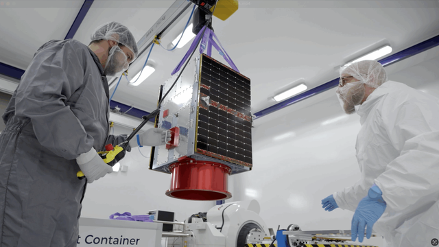 IT: uno dei satelliti HEO (Hawk for Earth Observation) in una camera pulita di Argotec a Torino.
Credito: Argotec.

EN: one of the HEO (Hawk for Earth Observation) satellites in a clean room by Argotec in Turin.
Credit: Argotec.