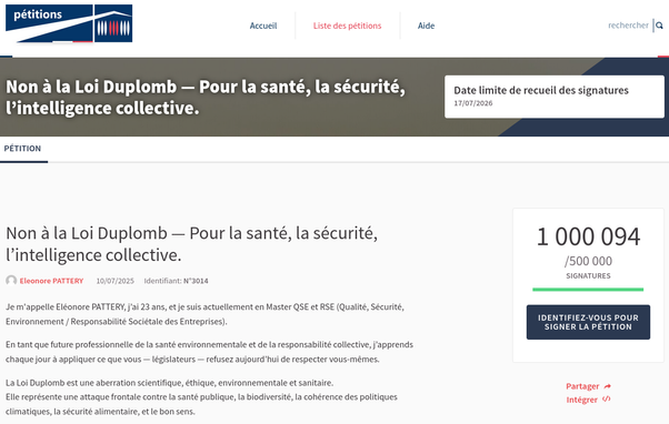 Capture d'écran du site de pétition de l'Assemblée nationale affichant la pétition contre la loi Duplomb et un compteur trafiqué affichant 1 000 094 signatures.