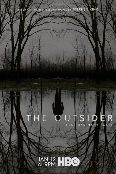 "The outsiders" di Richard Price, 10 episodi, 2020.
- Il corpo orribilmente mutilato di un bambino di undici anni viene ritrovato in una piccola città dell'Oklahoma. Le impronte digitali e il DNA sulla scena del crimine indicano immediatamente il colpevole: Terry Maitland, uno dei residenti più rispettati della città e allenatore della squadra di baseball locale…- da themoviedb.org 

L'immagine è la locandina promozionale della serie TV HBO "The Outsider", basata sul romanzo di Stephen King. L'immagine mostra una scena inquietante con alberi spogli e una figura umana riflessa capovolta nell’acqua, evocando un'atmosfera misteriosa e cupa. Testo in evidenza: “Fear has many faces”, “The Outsider”, e la data di messa in onda “Jan 12 at 9PM HBO”.