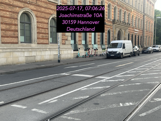 Alles ist besser - Als Kostenlose Öffentliche Autolagerflächen im Centrum  , Wie hier die Veloroute 05/96 kurz vorm HBF Hannover. Stattdessen breiter Fussverkehr , eigene PBL für eine Alters unabhängige selbstbestimmte Mobilität