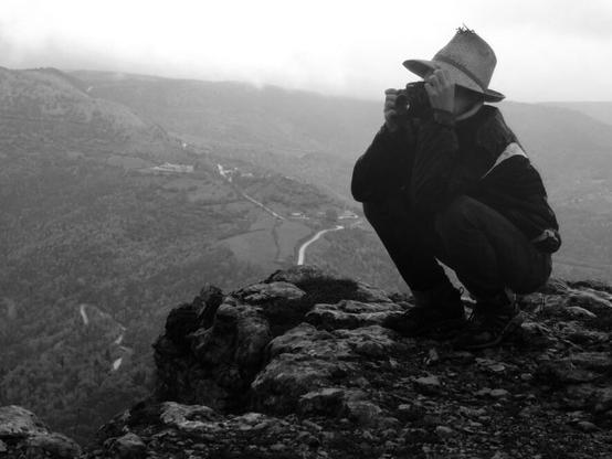 Yours truly photographer, wearing a hat and taking a pic while perched at the top of a cliff on a rainy day. (Version françæ) Votre photographe servitær, chapeautæ, en train de prendre æn photo perchæ en haut dal falaise par temps de pluie.