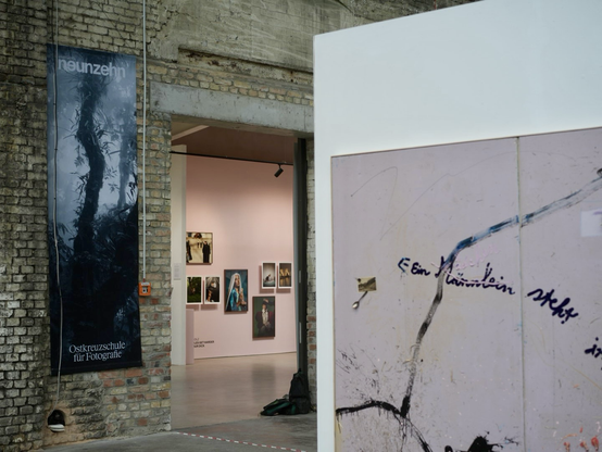 Eingang zur Ausstellung in den Wilhelmhallen umrahmt von zwei Bildern