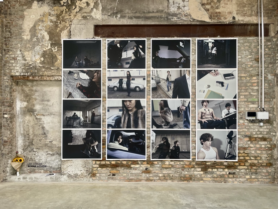 Bildertableau an einer Werkhallenwand.