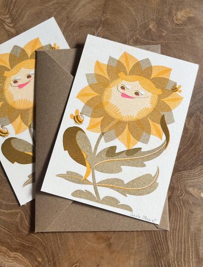 carte illustrée avec une fleur stylisée et personnifiée jeune et marron entourée de deux abeilles