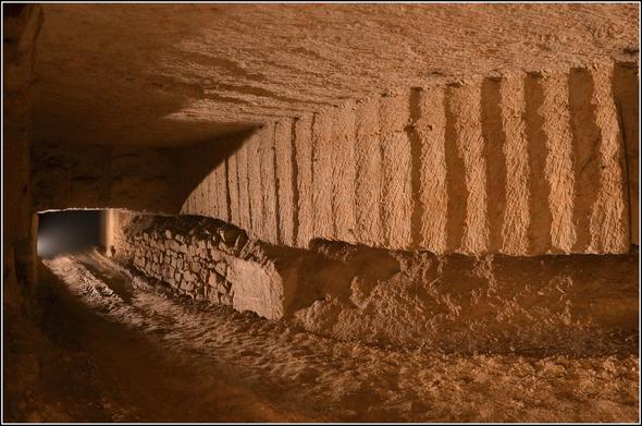 Galerie souterraine, où des blocs d'environ deux mètres de haut pour un de large ont été extraits. Donnant l'impression que des blocs à sarcophages ont été retirés les uns à la suite des autres.