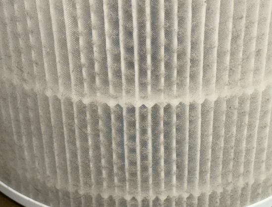 HEPA13-Filter vom Levoit Core 300 von der Seite fotografiert: Man sieht die Staubansammlungen am Vorfilter.