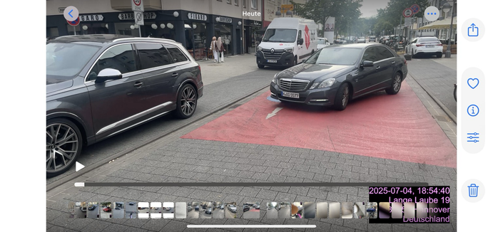 Selbst Das abstellen im Kreuzungsbereich setzt die Polizei  nicht in Bewegung.