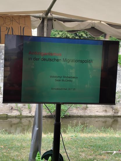 auf dem Bildschirm steht der Titel vom Vortrag und die Namen der Redner