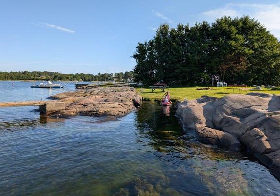 Grimestadstranda, sett fra stupebrygga, men mine to døtre inne i den ene sandbukta lekende på en SUP. 

Bildet er fra ifjor sommer, hadde ikke med mobiltelefoner på kveldsbadet ikveld.