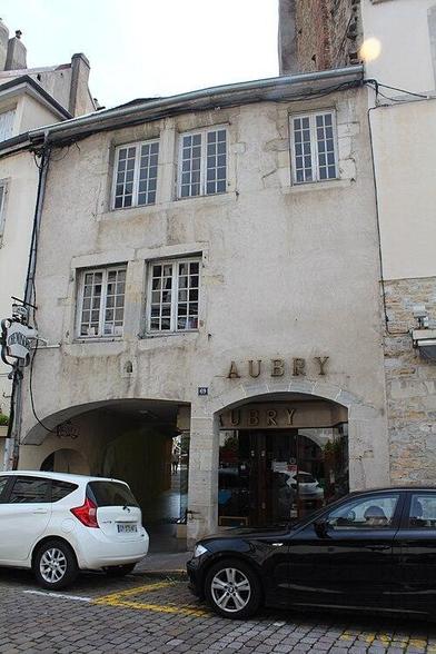 Maison à #LonsleSaunier (#Jura) Construction 4e quart XVIIe siècle, XVIIIe siècle. Façade : inscription par arrêté du 2 décembre 1926.
Suite 👉 https://monumentum.fr/monument-historique/pa00101942/lons-le-saunier-maison
#Patrimoine #MonumentHistorique
Photo CC-BY-SA 4.0 : Chabe01